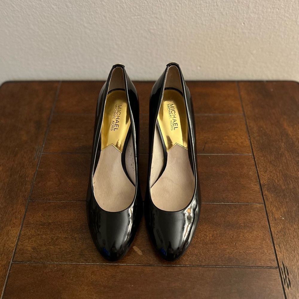 Michael Kors High Heels (Black & Size 9)